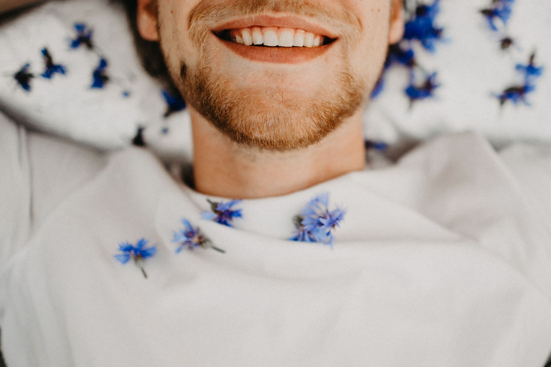Holistic lifestyle (Image via Pexels/Maksim Goncharenok)